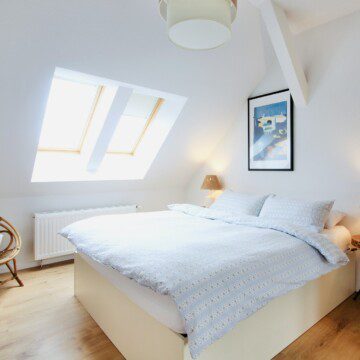 A spacious and bright bedroom, perfect for large families or colleagues booking self-catering 3 bedroom apartments in Copenhagen