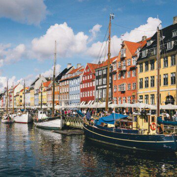 Nyhavn Copenhagen with colourful buildings and boats – perfect location for holiday apartments in Copenhagen