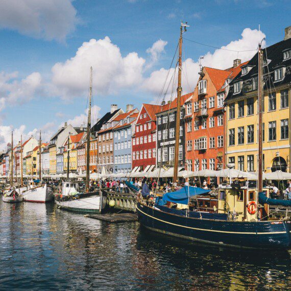 Nyhavn Copenhagen with colourful buildings and boats – perfect location for holiday apartments in Copenhagen