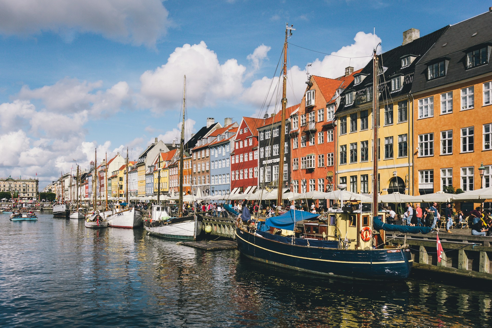 Nyhavn Copenhagen with colourful buildings and boats – perfect location for holiday apartments in Copenhagen